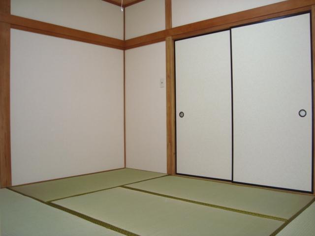 Non-living room. Omotegae the tatami, Sliding door, And to Hakawa the shoji. It will be on the first floor Japanese-style room