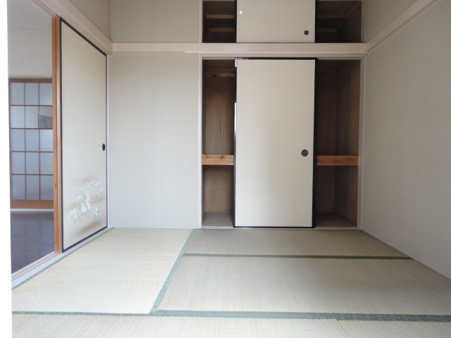 Living and room. Japanese-style room 6 quires (Facing south)