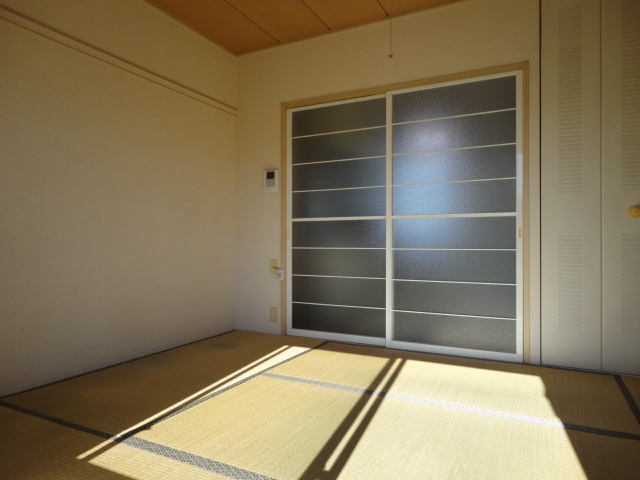 Living and room. Japanese-style room 6 quires (Facing south)