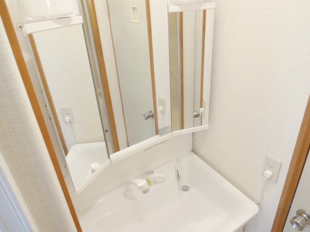 Washroom. Three-sided mirror shower washbasin Good! 