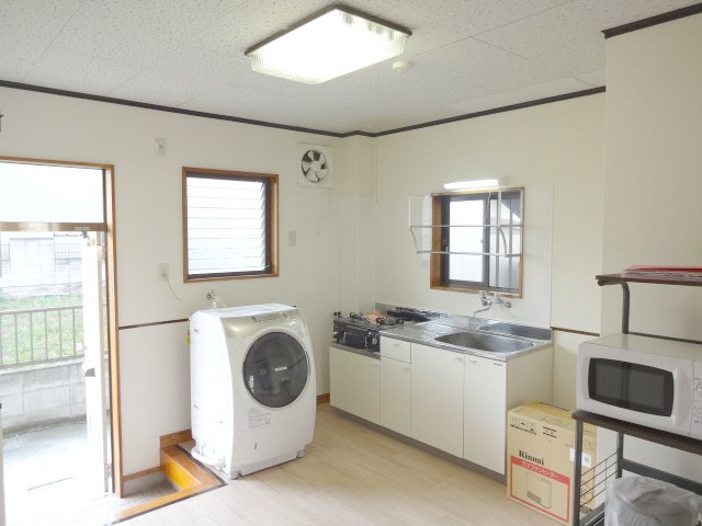 Kitchen. Gas stove and microwave oven ・ rice cooker ・ Drum drying washing machine ◎