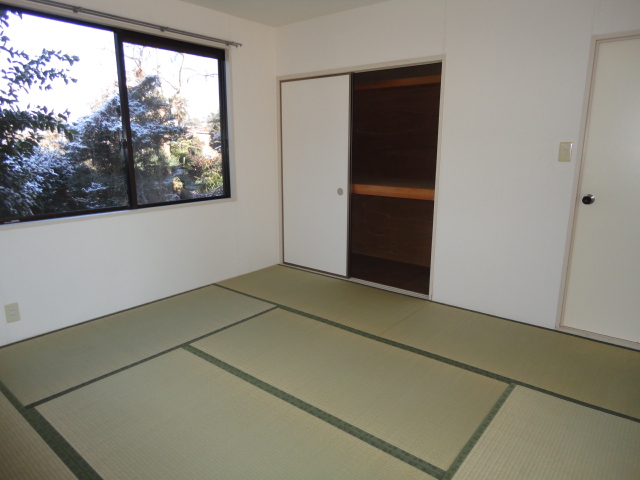 Living and room. North Japanese-style room 8 quires