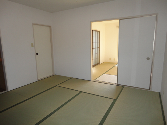 Living and room. North Japanese-style room 8 quires