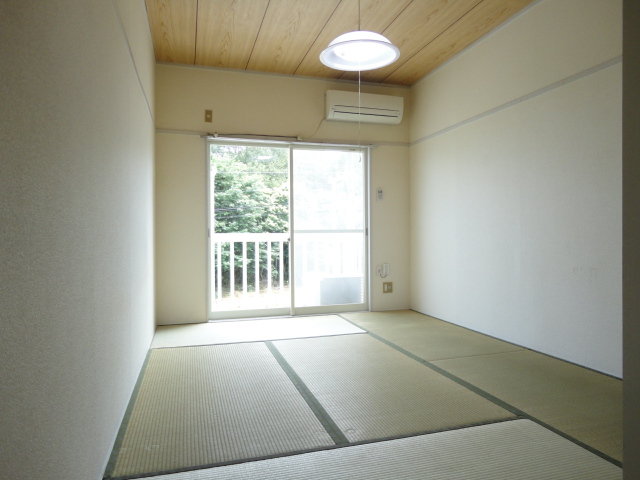 Living and room. South Japanese-style room 6 quires