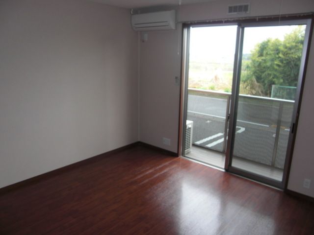 Other room space. Bright Western-style