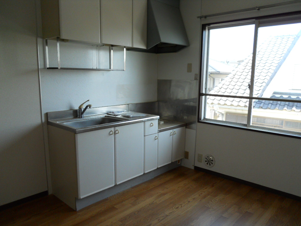 Kitchen. Spacious bright kitchen! 