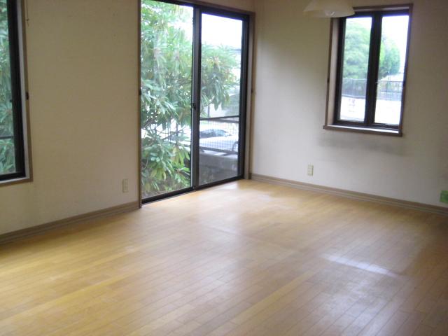 Non-living room. Large living is open preeminent! cross ・ Re-covered ceiling, Since it is a floor repair plan, Reborn to clean! 
