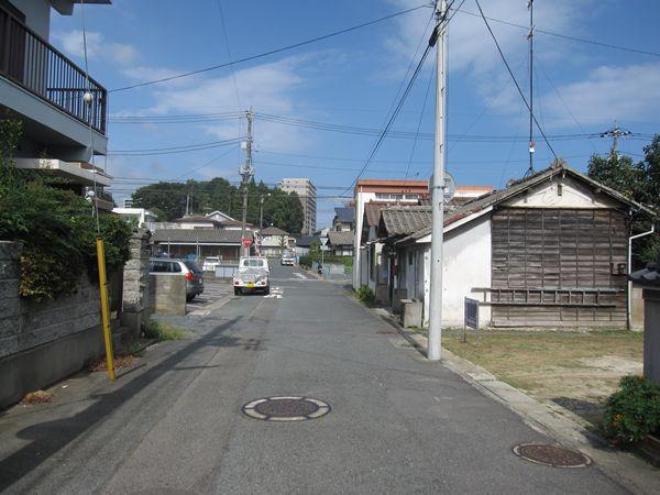 Local photos, including front road. Local (10 May 2012) shooting