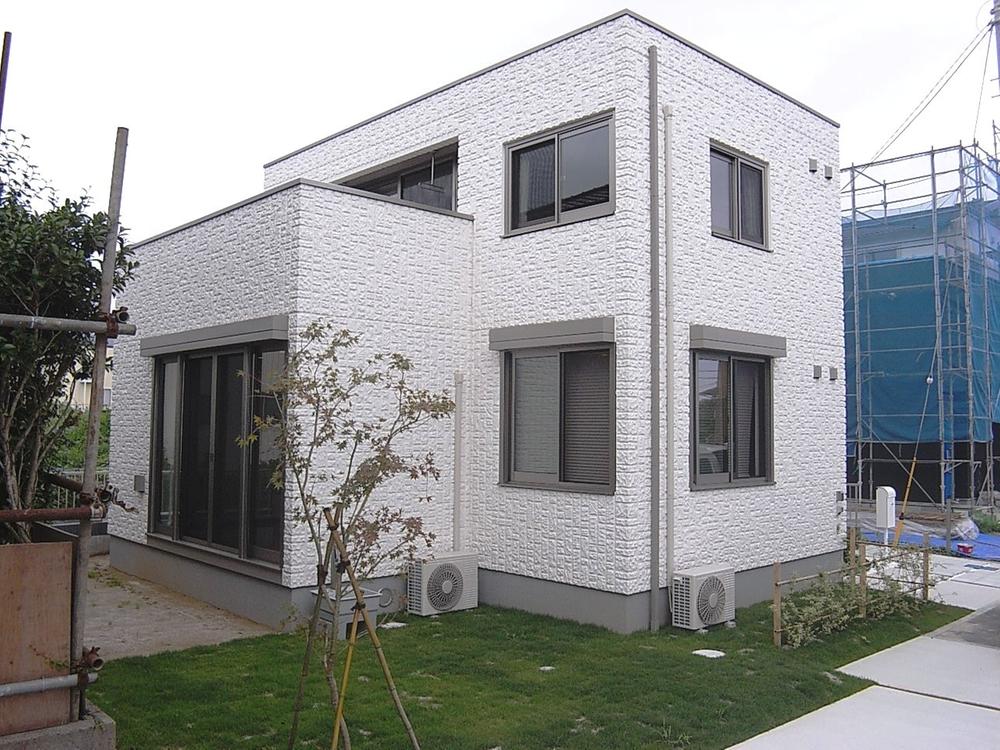 Local appearance photo.  [NO, 3] New products hybrid form of Misawa Homes. Simple to, Facade is the features that can discover a new "beauty" every time I see. Since the garden has also been widely ensure, It is also a good per yang. (July 2013) Shooting