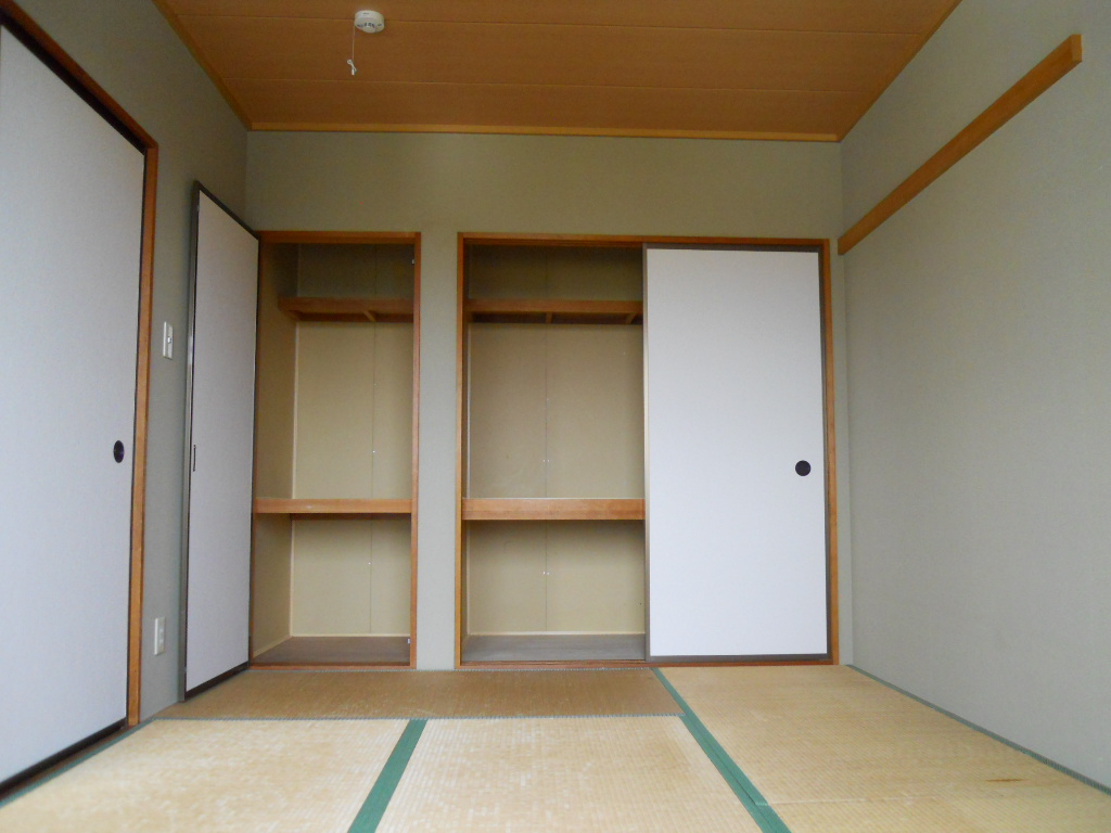 Receipt. Storage of 1 between the half of the Japanese-style room that follows from living