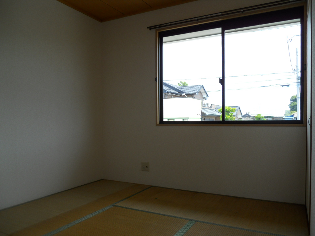 Other room space. Entrance side of the Japanese-style room