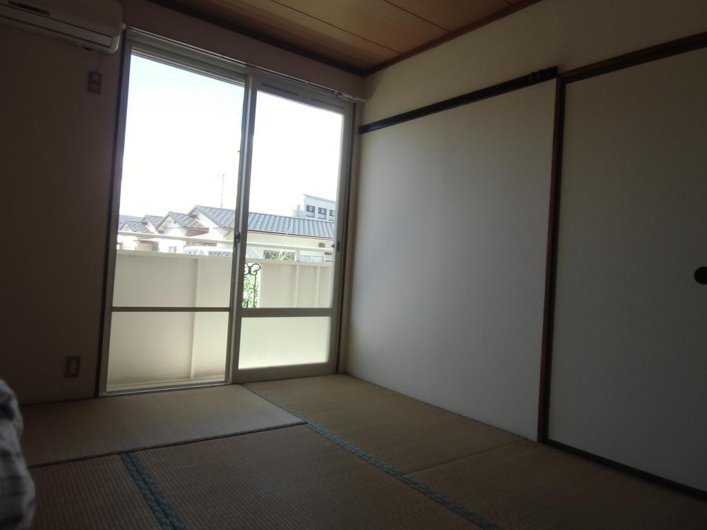 Other room space. Convenient, such as hanger is applied to the black band of the wall of the Japanese-style room 6 quires