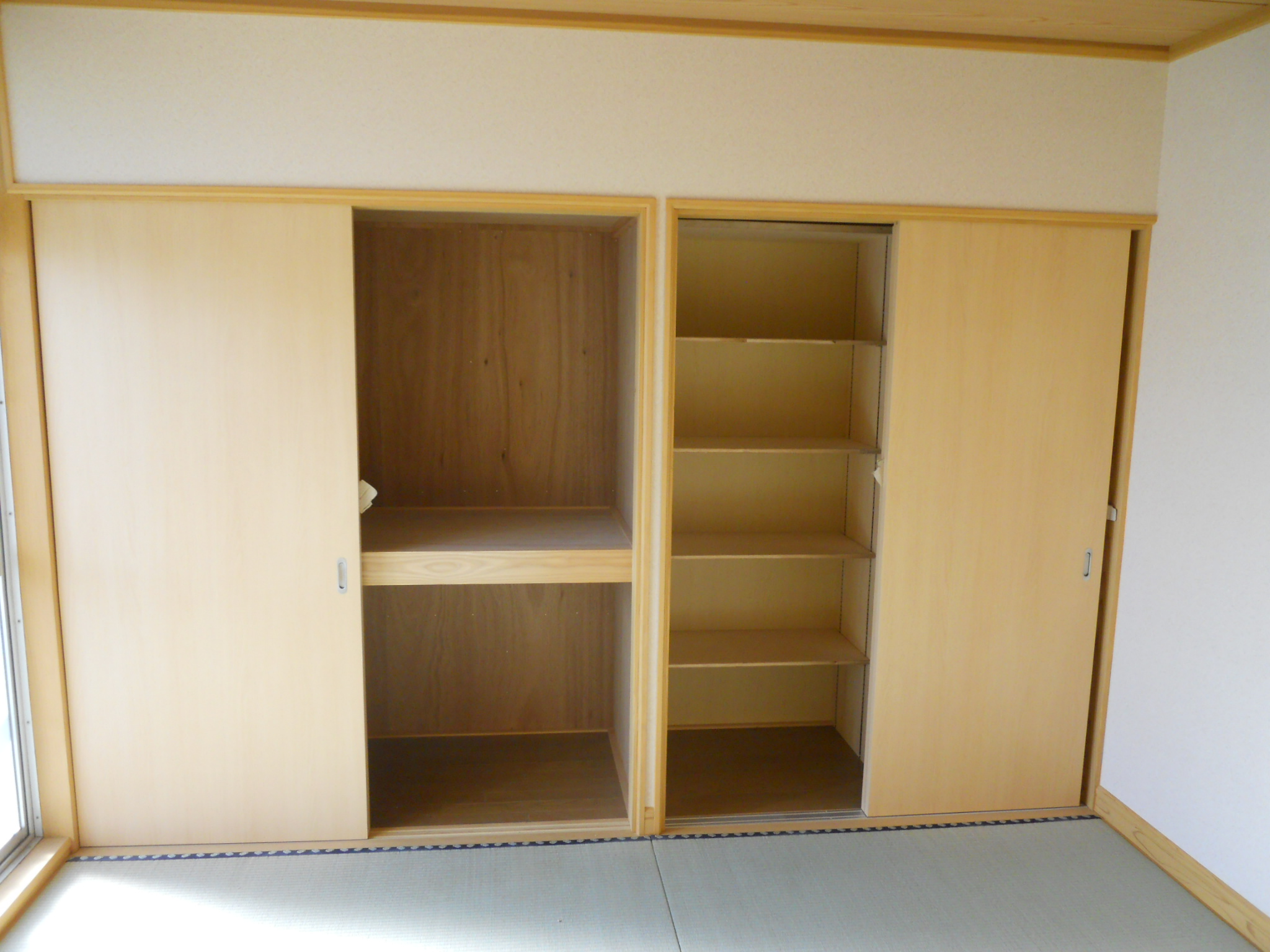 Receipt. There is a closet and shelf can be stored securely. 