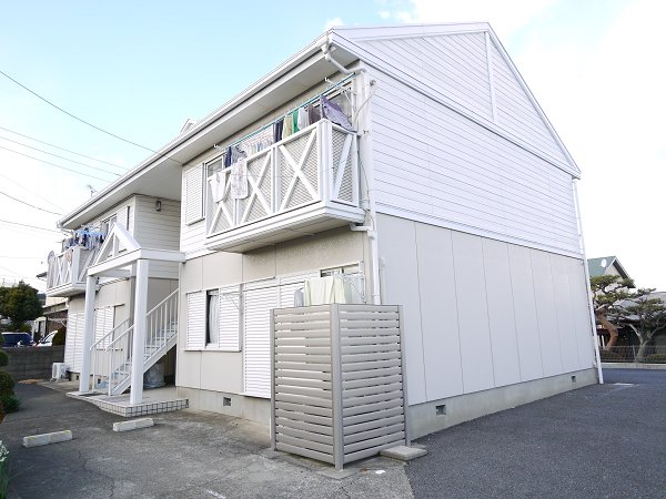 Building appearance. Good location of a 2-minute walk from the Ōmika Station