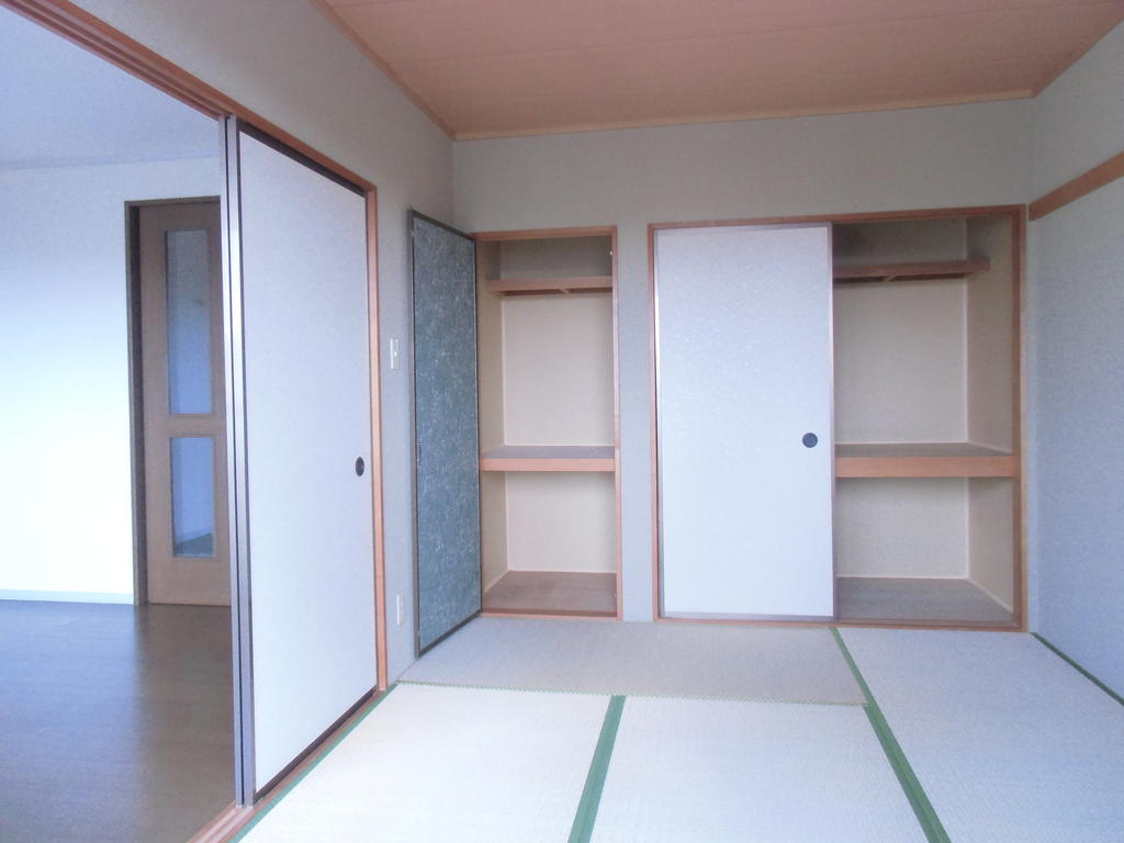 Other room space. 6 Pledge is a Japanese-style room