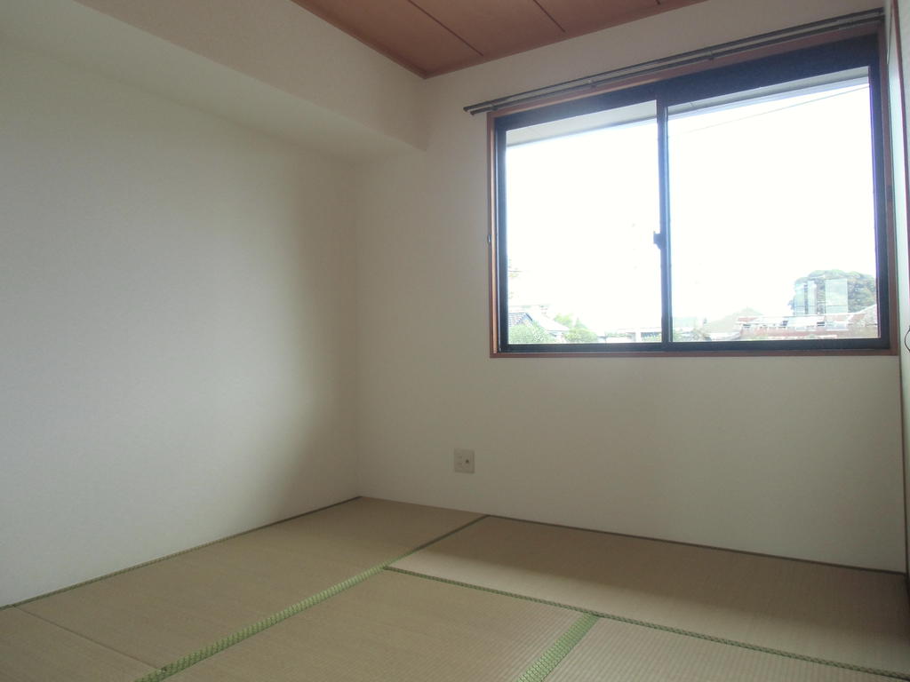 Other room space. It is north of 4.5 Pledge Japanese-style room