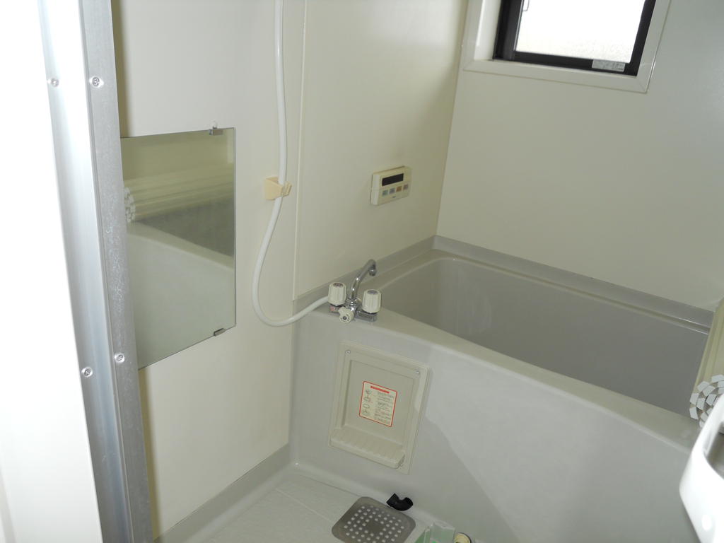 Bath. With so small window, Shade ・ It ventilation pat