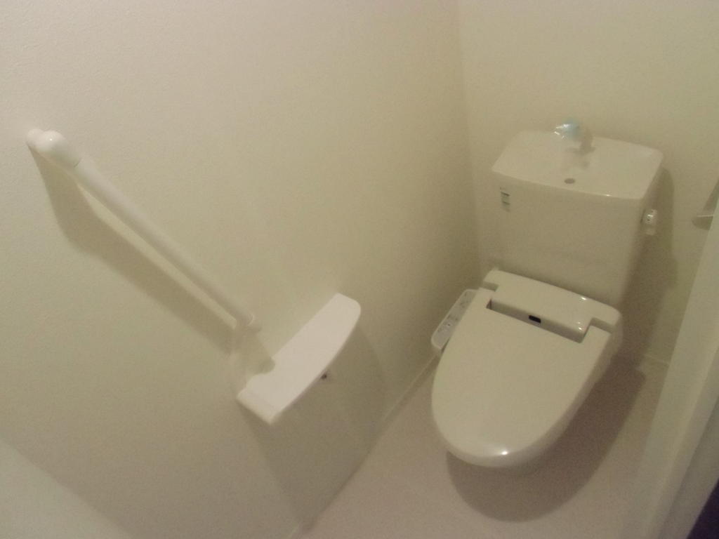 Toilet. Handrail and storeroom GaTsuta toilet small window ・ Washlet with comfortable because! 