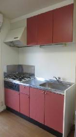 Kitchen. A spacious kitchen ・ Gas stove