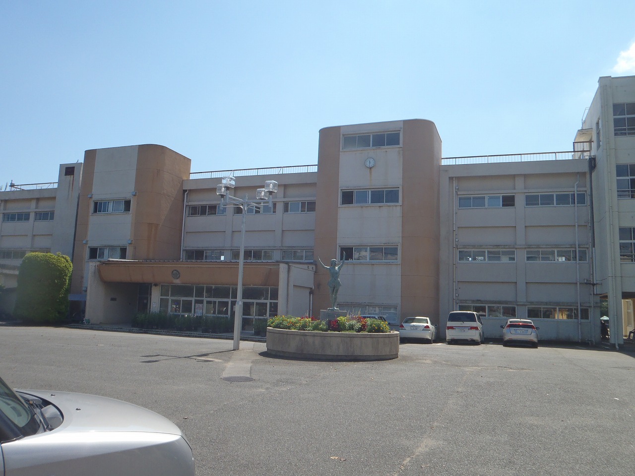 Junior high school. Hitachinaka Municipal Katsuta third junior high school (junior high school) up to 2800m
