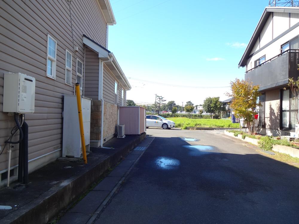 Local photos, including front road. West direction from the front road (October 2013) Shooting