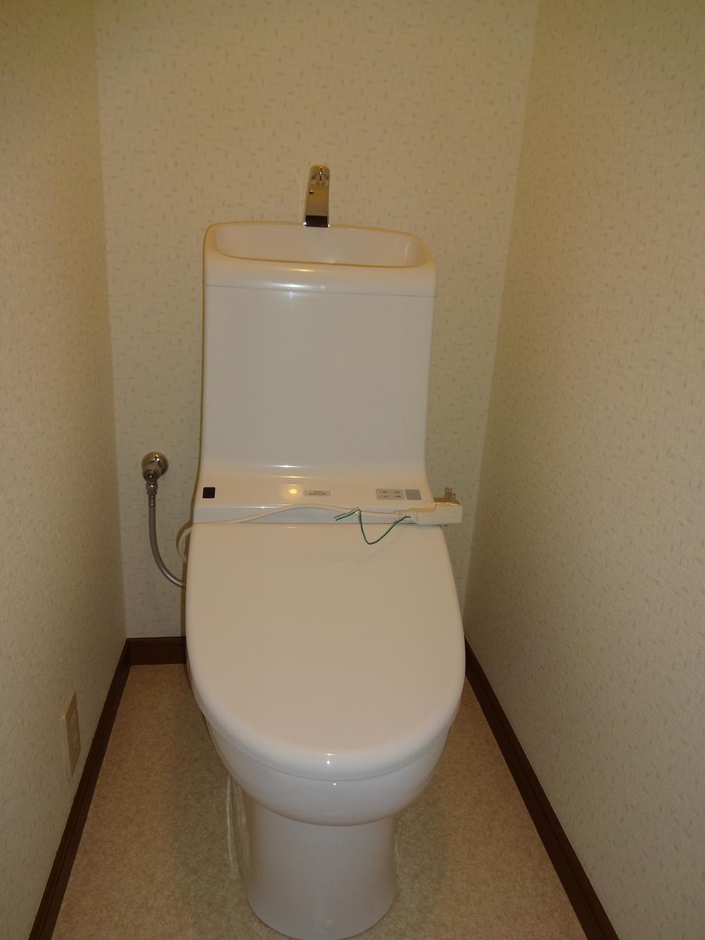 Toilet. First floor toilet (October 2013) Shooting