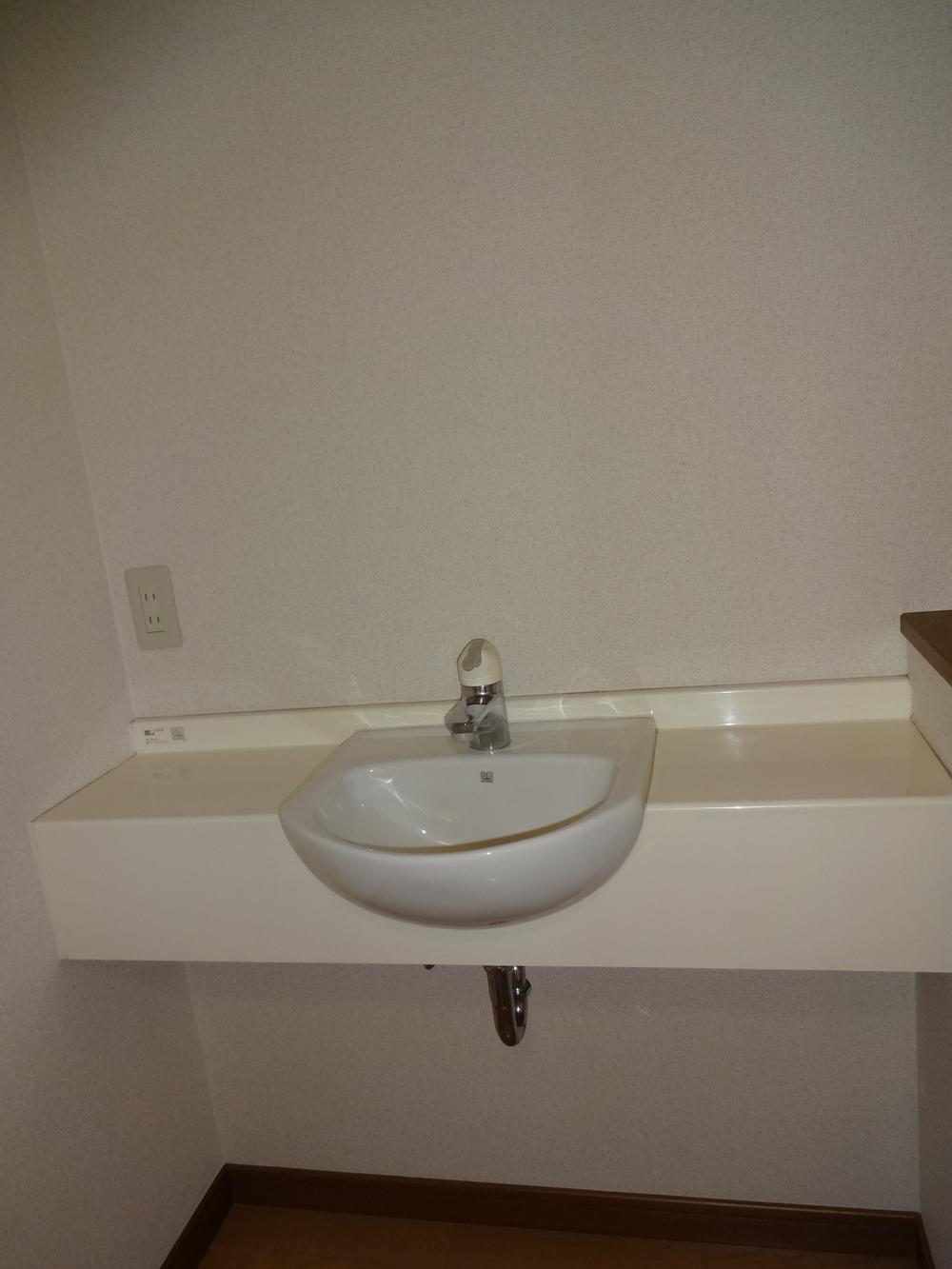 Wash basin, toilet. Second floor basin space (10 May 2013) Shooting