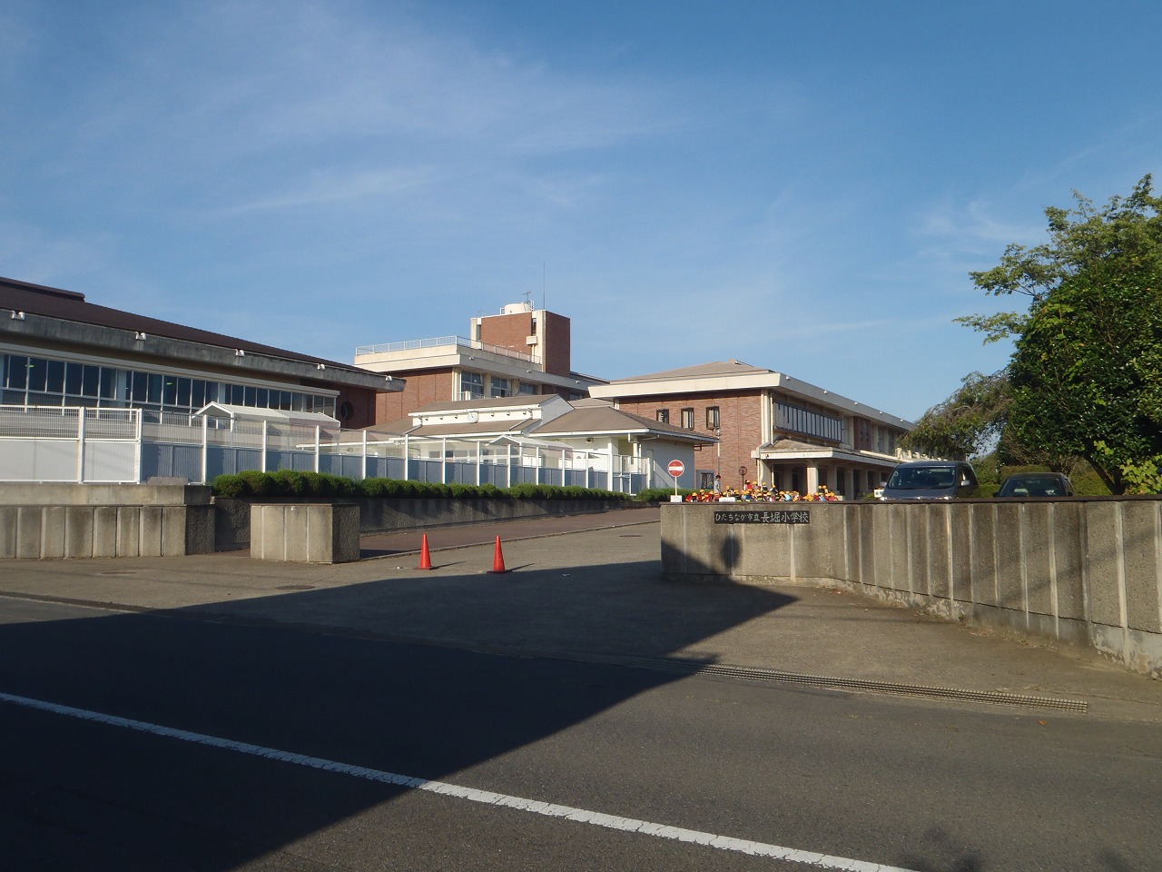 Primary school. 940m to Hitachinaka Municipal Nagahori elementary school (elementary school)