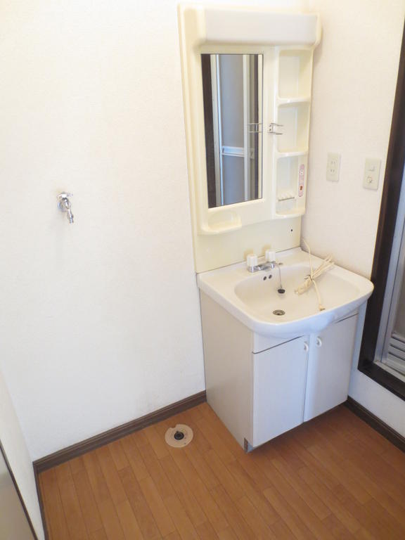 Washroom. Bathroom vanity ・ Indoor Laundry location