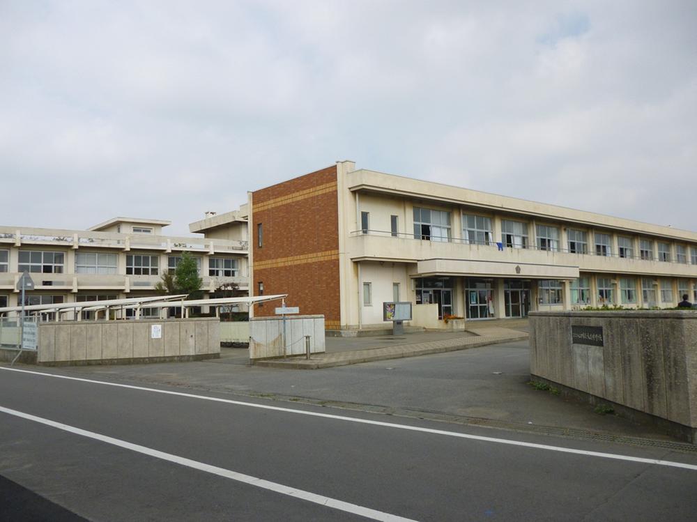 Junior high school. 1000m to Oshima junior high school