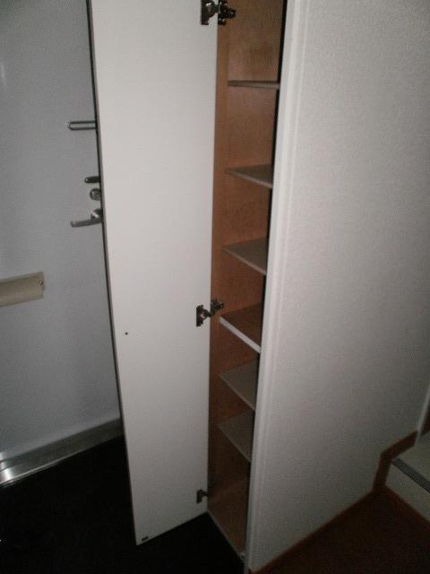 Entrance. Shoe box at the door. Partition plate is also regulation of high movable of