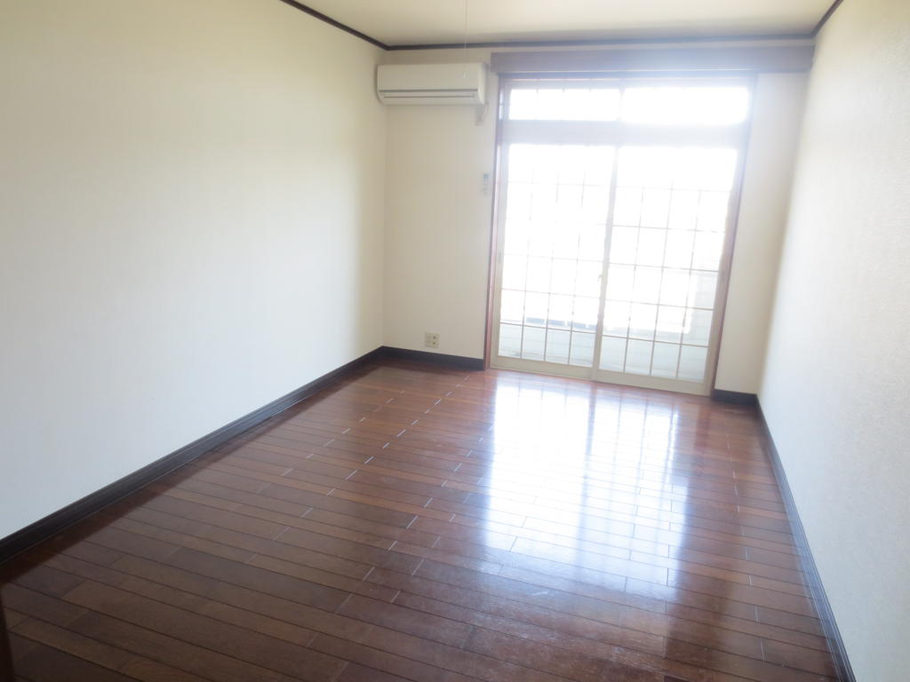 Living and room. Western-style 8 pledge