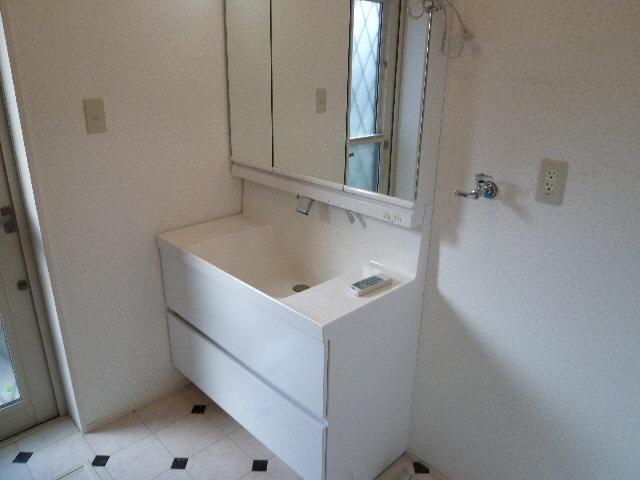 Wash basin, toilet