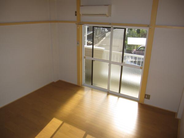 Other room space. Japanese-style room 8 tatami ・ Air conditioning ・ There is a bay window
