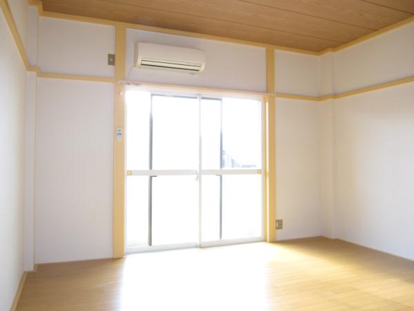 Living and room. Japanese-style room 8 tatami ・ Air conditioning ・ There is a bay window