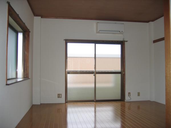 Living and room. Western-style 8 pledge ・ Air-conditioned ・ Bay windows (corner room only)