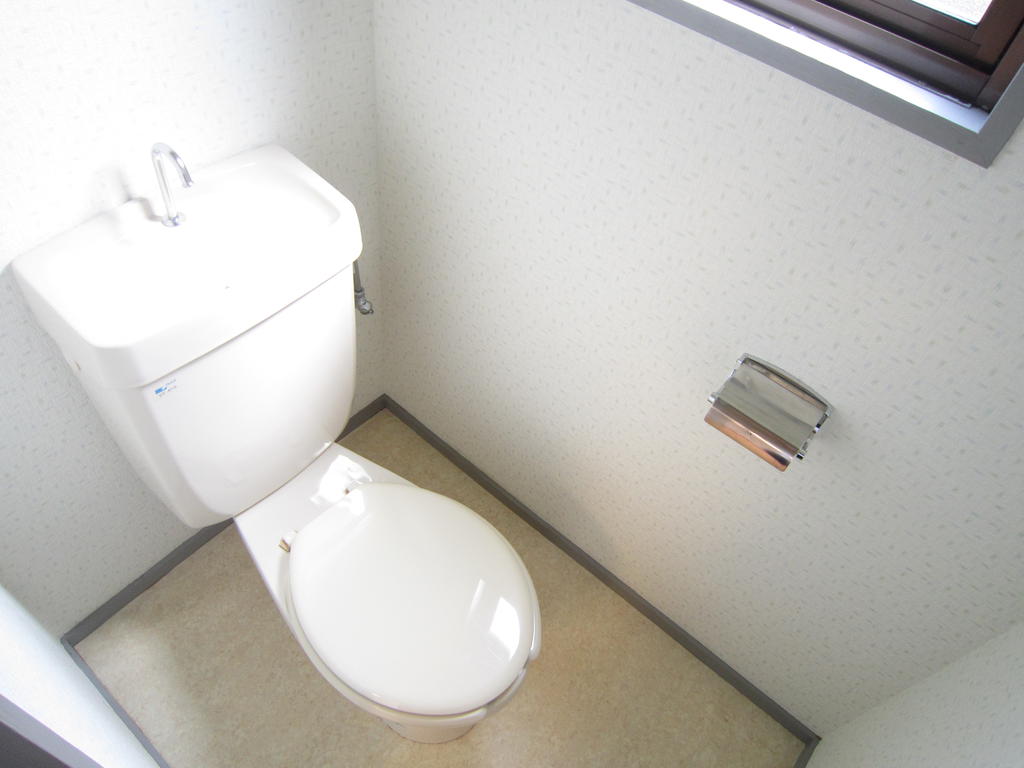 Toilet. Yes window