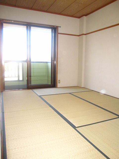 Living and room. Overlooking the veranda side of the Japanese-style room