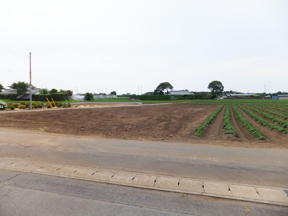 Local photos, including front road. From A compartment side