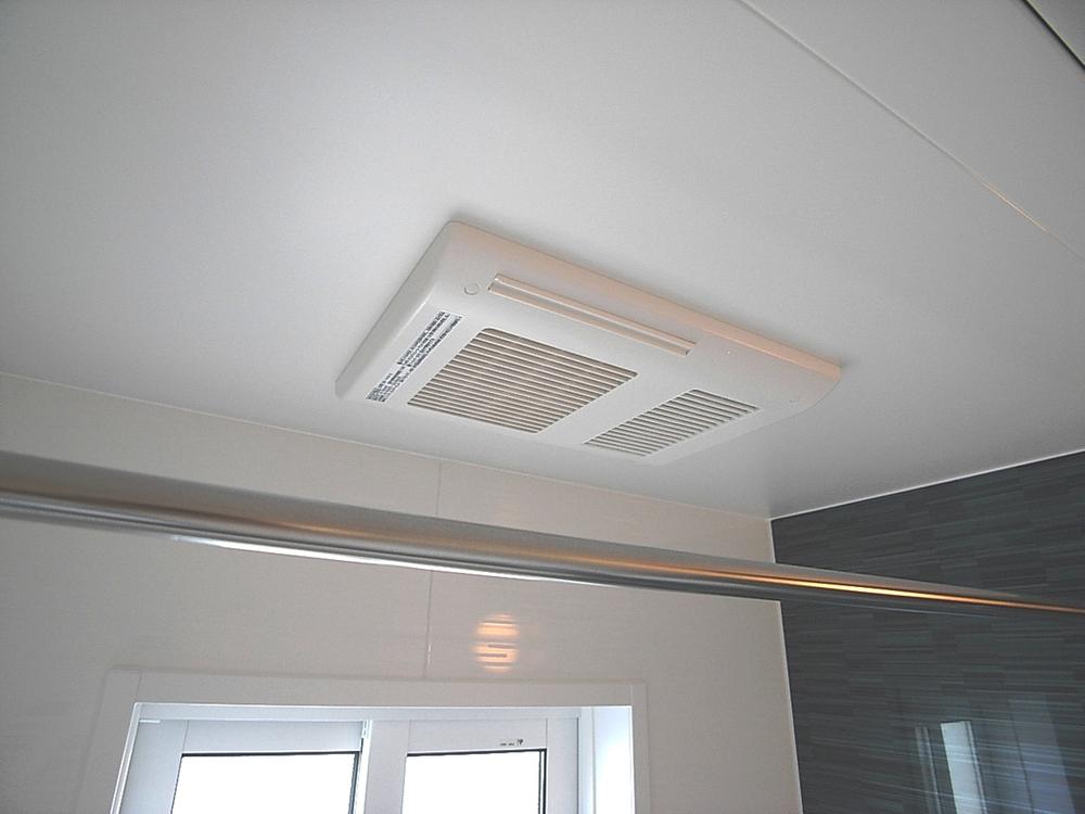 Cooling and heating ・ Air conditioning. Bathroom dryer of a big success on the day of rain. 