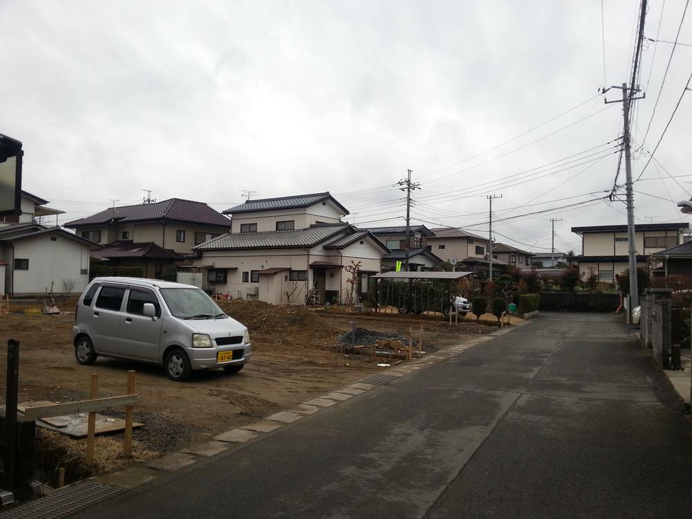Local photos, including front road. 2013 December 19, photographing local photo