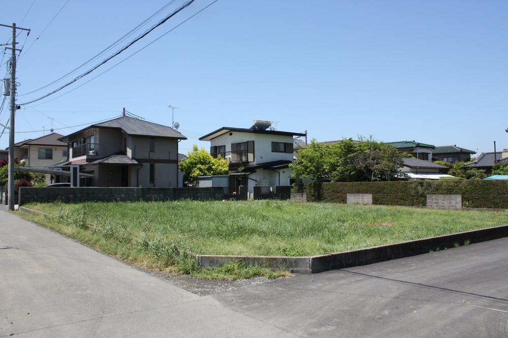 Local photos, including front road. Subdivided after delivery