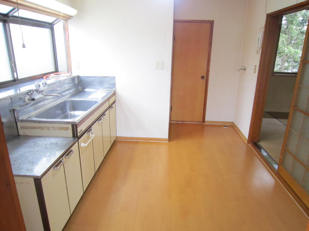 Kitchen. Yes window