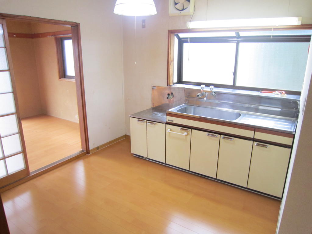 Kitchen. Yes window