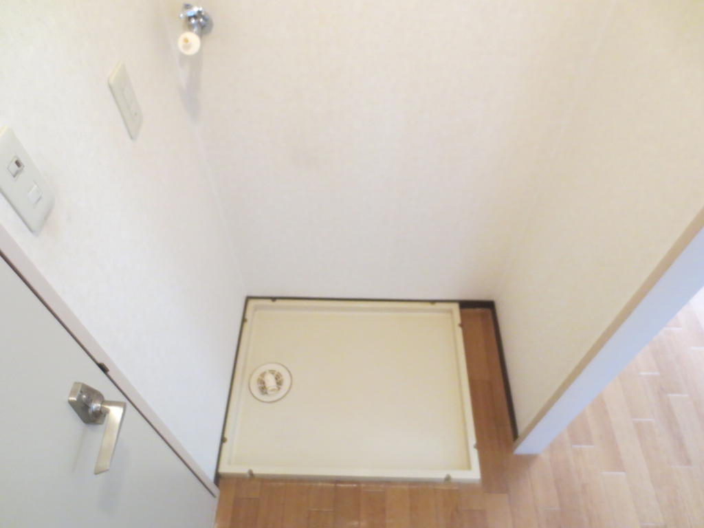 Washroom. Indoor Laundry location