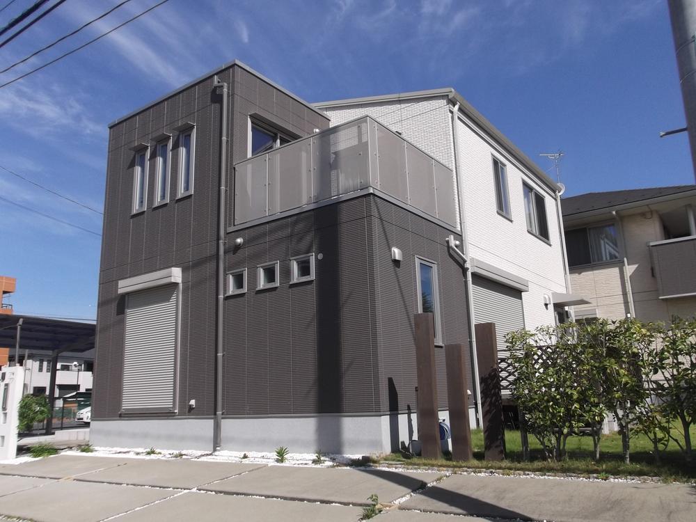 Local appearance photo. It is built in shallow all-electric properties of the Daiwa House construction. Sun light ・ Wood deck ・ Parking also attached garage is available four. 