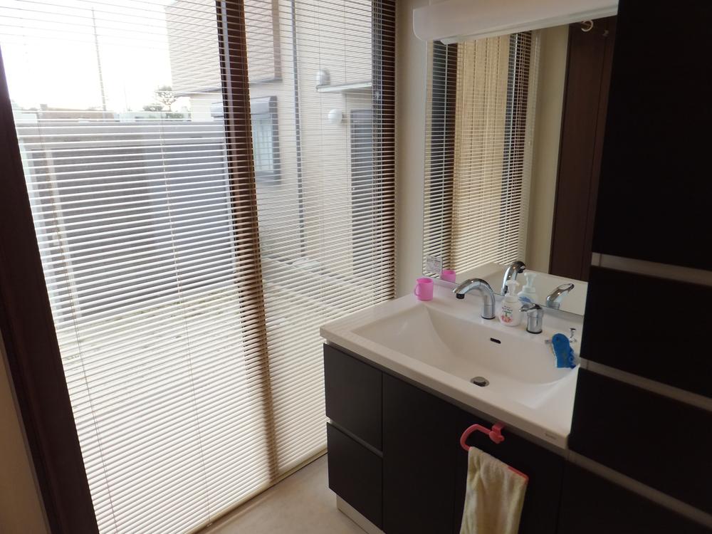 Wash basin, toilet. I, How! We used to go out from the washroom! !