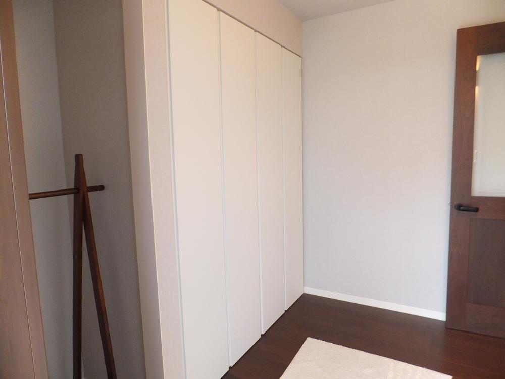 Entrance. Convenient storage (2) to the front door is a closet type of shoes to enter a lot!