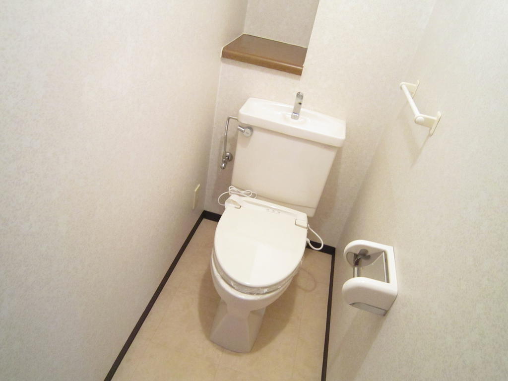 Toilet. Heating toilet seat ・ Storage room