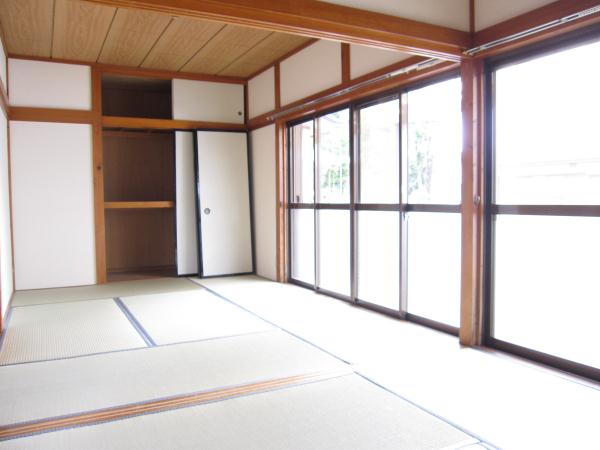 Living and room. Renovation scheduled for Japanese-style room → Western